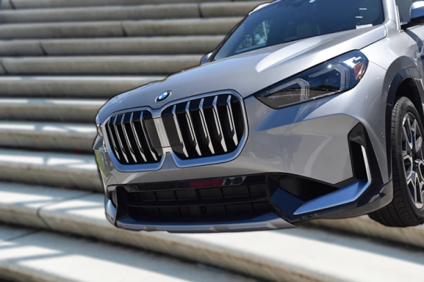 KAKO JE OVO USPEO?! Automobil "parkiran" na stepenicama u Kruševcu - vozač pokušao da prođe, pa zapeo! (VIDEO)