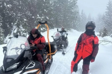 "SNEG JE PADAO PO MENI DOK SAM PUZAO UZ LITICU": Jeziva ispovest Durmitorca kojeg su spasioci čupali iz kandži smrti! Milorad rizikovao život da spasi divljač, pa ostao zarobljen u ledu!