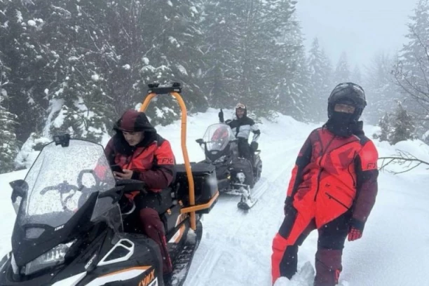 "SNEG JE PADAO PO MENI DOK SAM PUZAO UZ LITICU": Jeziva ispovest Durmitorca kojeg su spasioci čupali iz kandži smrti! Milorad rizikovao život da spasi divljač, pa ostao zarobljen u ledu!