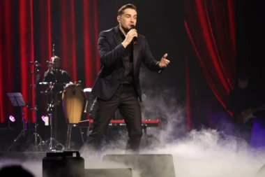 ON JE SPECIJALNI GOST NA KONCERTU MIRZE SELIMOVIĆA! Do poslednjeg trenutka se krio u sali, a onda je USLEDIO POTPUNI ŠOK! (VIDEO)