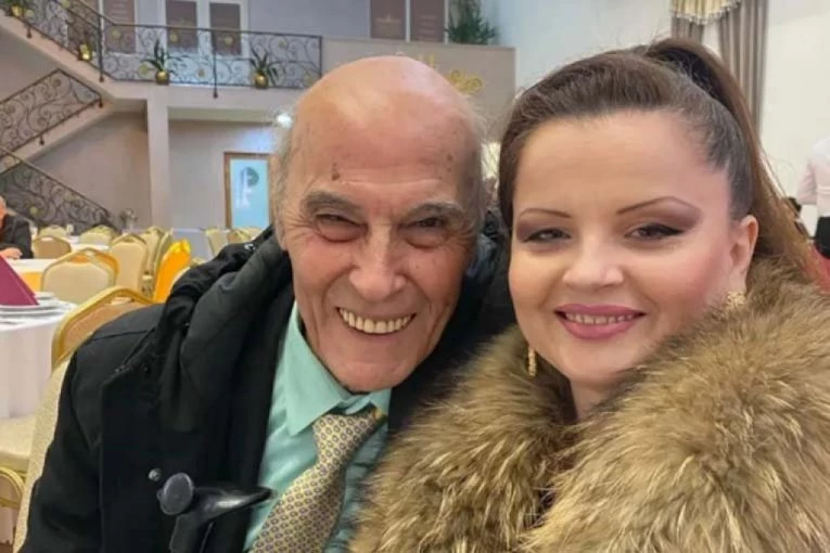 SKANDAL O KOM BRUJI NACIJA: Naša pevačica se pojavila sa 41 godinom STARIJIM muškarcem, progovorili o najdubljoj INTIMI!