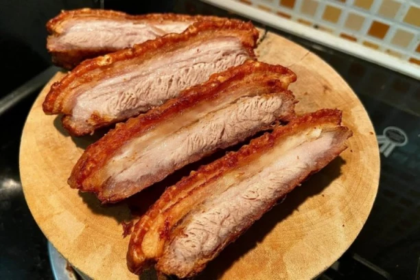 Ovo je tajna NAJSOČNIJEG PEČENJA: Uz samo 2 sastojka svaki zalogaj će se topiti u ustima, a korica će biti savršeno hrskava