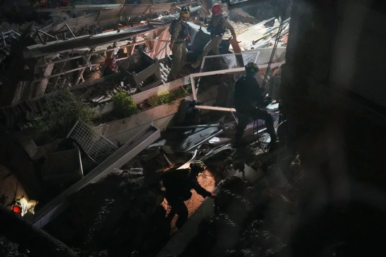 KRVAVI MASAKR U TEHERANU: U RAZORNIM američko-izraelskim napadima na grad, desetine MRTVIH, DECA među ŽRTVAMA, rakete SRAVNILE UNIVERZITETE! (VIDEO)