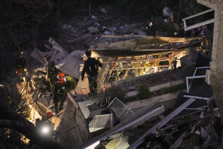 HOROR U STAMBENOJ ZGRADI, POVREĐENA I BEBA! Objekat pred padom nakon razornog udara, spasioci u trci sa vremenom! Strahuje se da ima još zatrpanih pod ruševinama! (FOTO, VIDEO)