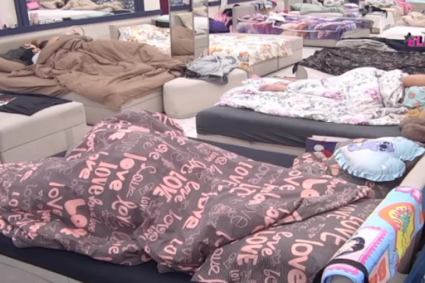 DIVLJAČKA AKCIJA MAJE I ASMINA! Marinkovićeva jedva diše dok je Durdžić izvrće ko ČARAPU! (VIDEO)