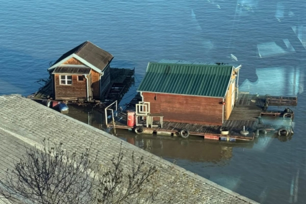 DRAMA NA SAVI! Dva splava se otkačila i plutala rekom, a zaustavili se u OVOM delu Beograda! (FOTO)