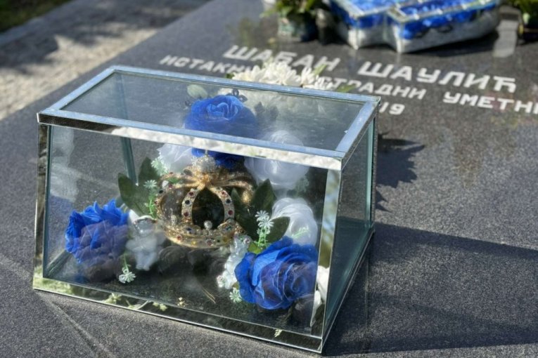 Zlatna kruna na grobu Šabana Šaulića