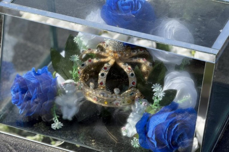 Zlatna kruna na grobu Šabana Šaulića