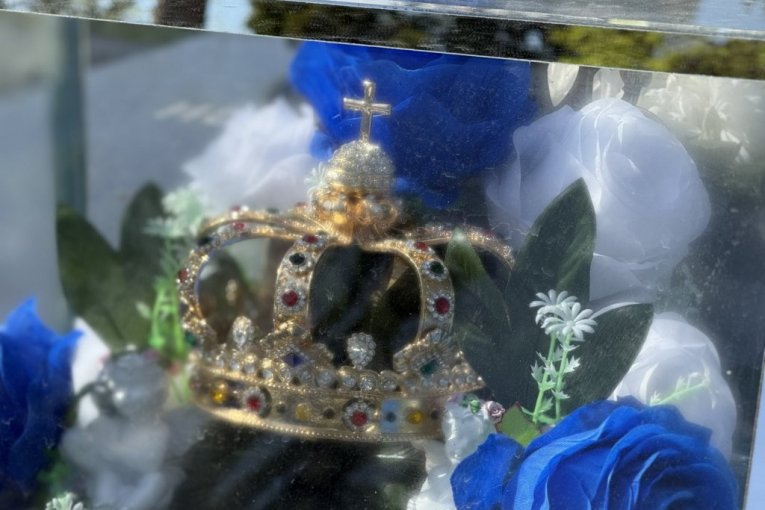 Zlatna kruna na grobu Šabana Šaulića