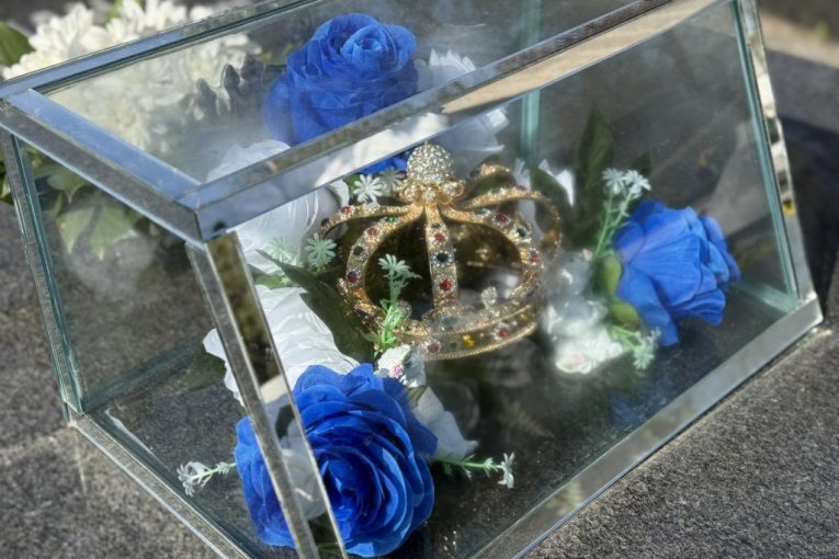 Zlatna kruna na grobu Šabana Šaulića