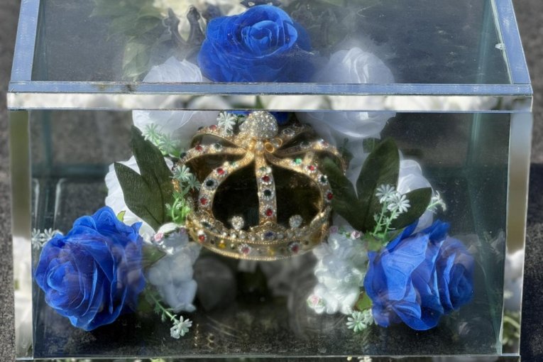 Zlatna kruna na grobu Šabana Šaulića