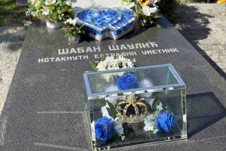 Zlatna kruna na grobu Šabana Šaulića