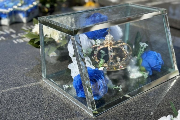 Zlatna kruna na grobu Šabana Šaulića