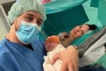 PORODILA SE POZNATA PEVAČICA - PROCURILA PRVA FOTOGRAFIJA IZ BOLNICE! Suprug sve pustio u javnost!