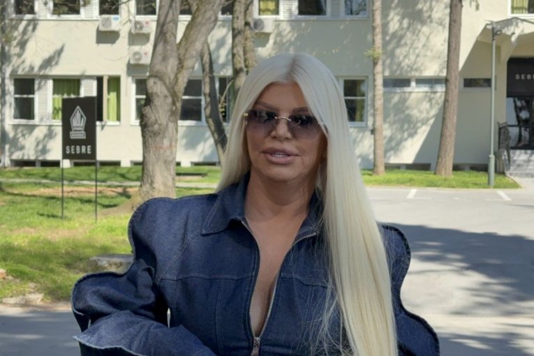 OGLASILA SE NAŠA PEVAČICA NAKON EKSPLICITNE PORUKE DARE BUBAMARE: Očitala lekciju o lažnom moralisanju!