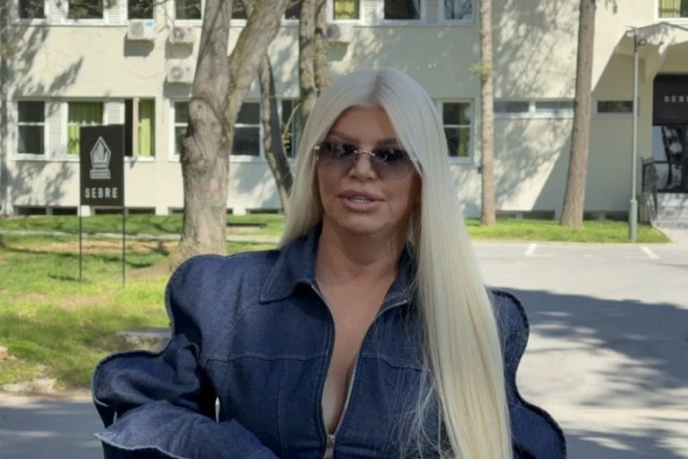 OGLASILA SE NAŠA PEVAČICA NAKON EKSPLICITNE PORUKE DARE BUBAMARE: Očitala lekciju o lažnom moralisanju!