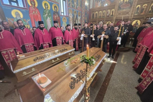 SUZE, BOL, TUGA I „VJEČNAJA PAMJAT“: Potresne slike na opelu i sahrani sveštenika Nenada i popadije Nedeljke