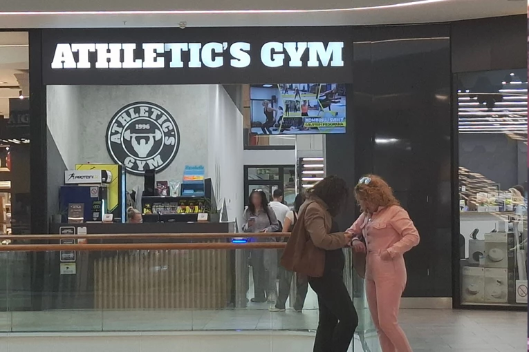 SAZNAJEMO! OVDE JE TEŠKO POVREĐENA DEVOJKA! Čelična konstrukcija se sručila na nju u poznatoj teretani "Atletiks džim", zadobila prelom dela kičme! (FOTO)