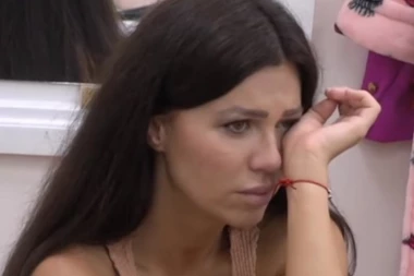 ZBOG OVIH FOTKI JE STANIJA CVILELA U MAJAMIJU: Razgolitila se, pa Asminu napravila PAKAO od života