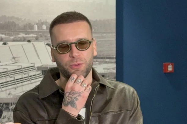 SKIDA SE NA SCENI, PORED SEDAM DAMA: Šok na koncertu Magla benda - Vladan otkrio zbog čega Dragana Mirković i Nataša Bekvalac NISU POZVANE!