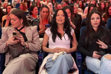 OVO ĆE ISTOPITI I NAJTVRĐA SRCA: Edita pokazala stomak u šestom mesecu, koleginica je RAZNEŽILA! (VIDEO)