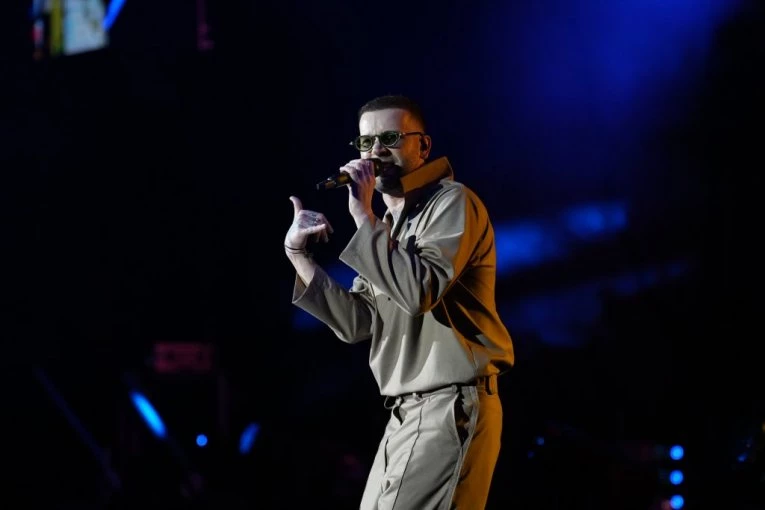 NAŠA ZVEZDA ZAMEŠALA KUKOVIMA NA KONCERTU MAGLA BENDA: Publika pala u TRANS! (VIDEO)