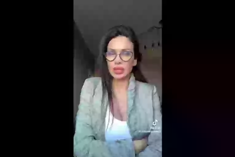 TRAŽIO JE SLIKE, NUDIO JE NOVAC: Blokaderka raskrinkala saborca manijaka! (VIDEO)