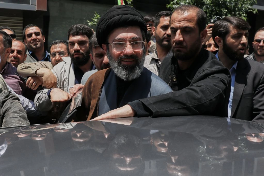 "NASTAVLJAMO BORBU!": Oglasio se Modžtaba Hamnei, Trampu PAO MRAK NA OČI