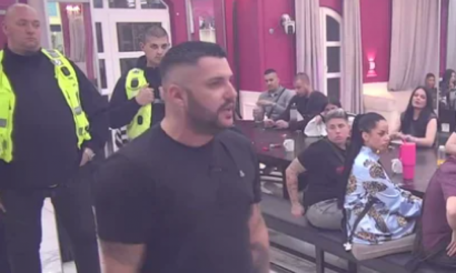 ASMIN NASRNUO NA STANIJU, OBEZBEĐENJE GA JEDVA OBUZDALO: Durdžić PODIVLJAO kao nikad, otkriveno kako ju je MALTRETIRAO!