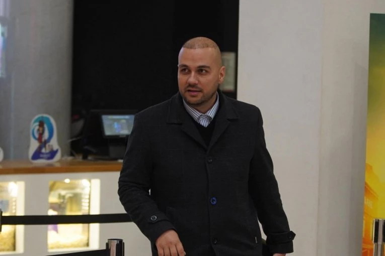 "OTIŠAO SAM DA SE UMIJEM I VIDEO SVOJU KOSU U RUKAMA!" Ispovest našeg pevača JEŽI DO KOSTIJU, niko nije video kroz šta prolazi!