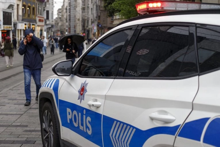 DETALJI PUCNJAVE U ISTANBULU: Trojica s dugim cevima krenula u NAPAD, policija ODMAH reagovala - dvojica ubijena, treći ranjen i uhapšen! (VIDEO)