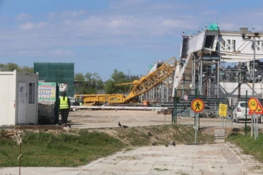 HOROR NA STAROM SAJMIŠTU U BEOGRADU! Obrušio se kran natovaren sa 350 TONA, ima mrtvih i povređenih!