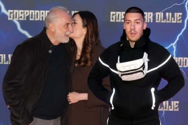 ŠOK NA PREMIJERI FIMA "GOSPODAR OLUJE": Baka Prase se pojavio u TRENERCI, devojka Lazara Ristovskog pokazala NOVI NOS! (GALERIJA)