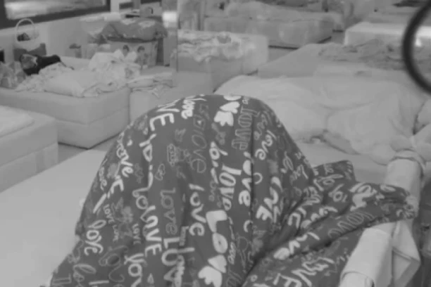 UZBUNA ZBOG ONOGA ŠTO JE ASMIN URADIO MAJI POD POKRIVAČEM! Učesnici potpuno unezvereni, da li je ovo realno?!