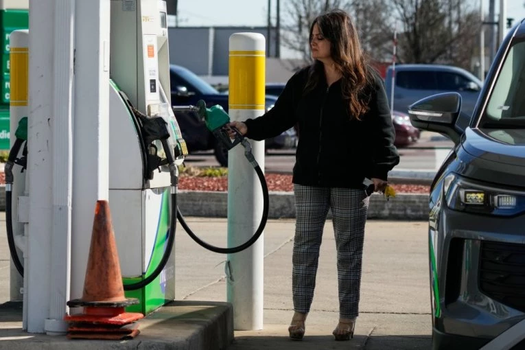 STOTINE BENZINSKIH PUMPI U IRSKOJ OSTALE BEZ GORIVA: Katastrofa u zemlji, protesti paralisali zemlju (VIDEO)