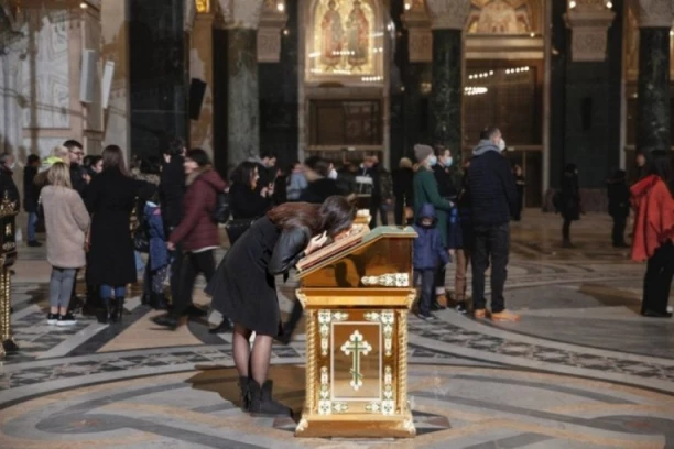 KAKO SE PRAVILNO PONAŠATI U CRKVI: Ovo mnogi rade pogrešno - a pravila su jednostavna