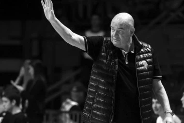 VEČNO TI HVALA, GENERALE: Grobari izašli na most, opraštaju se od Vujoševića (FOTO)