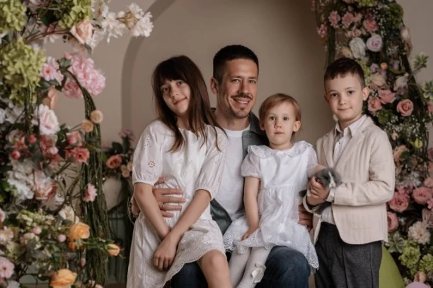 "VOLEO BIH DA DECA JEDNOG DANA KAŽU DA JE TATA BIO TU": Vaskršnja ispovest Nikole Rokvića - prisetio se najlepših uspomena iz detinjstva, otvorio dušu o VERI!