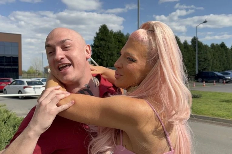 DRAMA U ŠIMANOVCIMA - KARLEUŠA ZASKOČILA DESINGERICU, REPER HITNO POZVAO ŽENU: Kuka na sav glas, mora Neveni da objasni šta se desilo! (VIDEO)