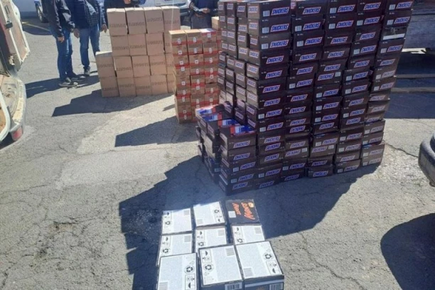 ODUZETO NEKOLIKO DESETINA HILJDA ČOKOLADICA! Neobična zaplena u Novom Pazaru!