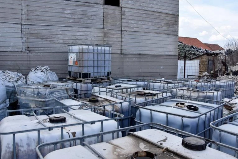 U SMEDEREVU U SKLADIŠTU PRONAĐENO NA TONE KANCEROGENIH MATERIJA! Dvoje odmah uhapšeno - ILEGALNO IH UNELI U SRBIJU! (FOTO)