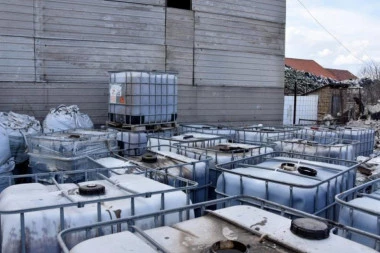 U SMEDEREVU U SKLADIŠTU PRONAĐENO NA TONE KANCEROGENIH MATERIJA! Dvoje odmah uhapšeno - ILEGALNO IH UNELI U SRBIJU! (FOTO)