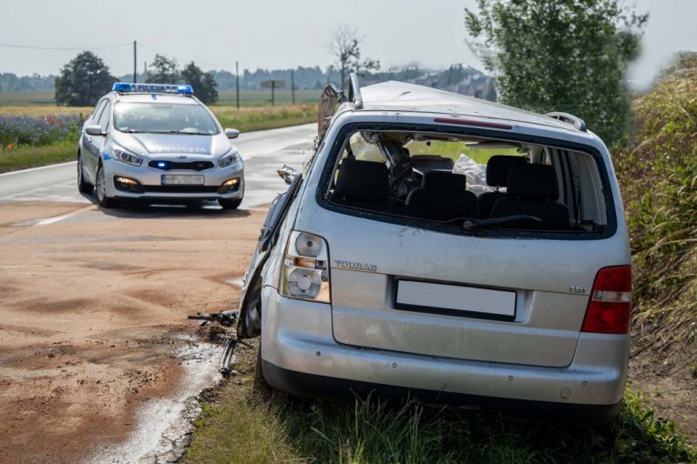 ПЕРЕДНЯЯ ЧАСТЬ ОДНОГО АВТОМОБИЛЯ ПОЛНОСТЬЮ РАЗРУШЕНА, ДВЕРЬ ОТОРВАЛАСЬ, ДЕТАЛИ РАЗБРОСАНЫ ВОКРУГ! Серьезное столкновение на дороге Ковин