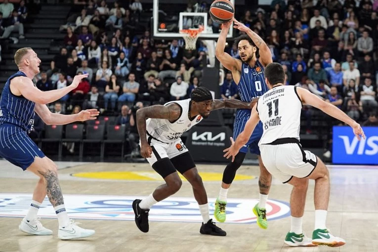 PARTIZAN SE NE DA: Crno-beli ne ispuštaju prednost protiv Efesa