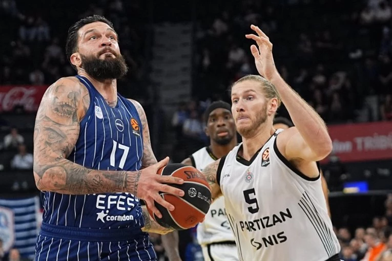 PARTIZAN PROKOCKAO POBEDU: Efes slavio u triler završnici posle produžetka