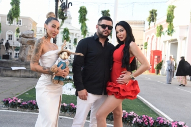 MAMA, TATA I NOVA DEVOJKA! Kako će ovu sliku objasniti maloj Nori! Aneli, Maja i Asmin za Vaskrs zakopali ratnu sekiru! (FOTO)