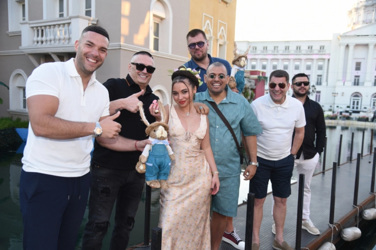 NE ZOVU JE ZA DŽABE "ŽENSKI FILIP ĐUKIĆ": Nesuđena snajka Zlate Petrović za praznike okupila BIVŠE, svi se pitaju gde je Miki Dudić!