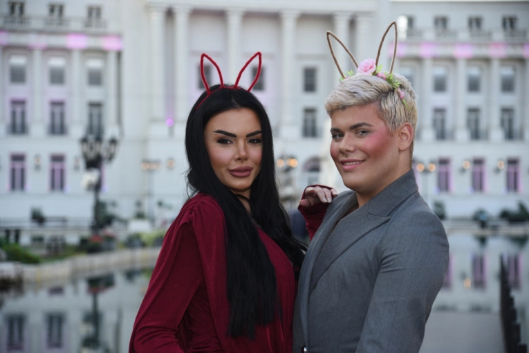 LAŽNE DRUGARICE! Uroš ove zečice URNIŠE, a za Vaskrs grli! A TEK DA MU VIDITE ŠMINKU! (FOTO)