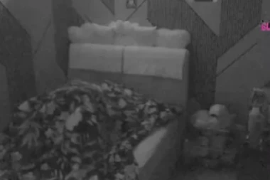 TRUDNA ANITA STANOJLOVIĆ DIVLJALA KAO POMAHNITALA ISPOD POKRIVAČA: Luka totalno van kontrole tokom vrele akcije!