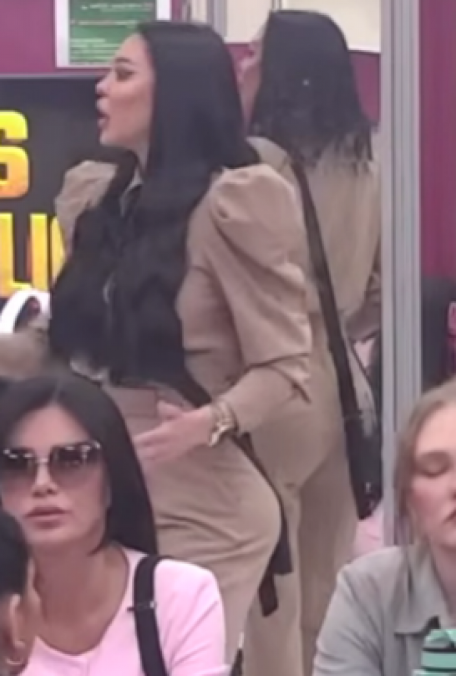 UZNEMIRUJUĆE SCENE MAJE MARINKOVIĆ DELE SE MUNJEVITOM BRZINOM: Pogledajte UNAKAŽENI silikon u zadnjici, nacija u ŠOKU! (GALERIJA)